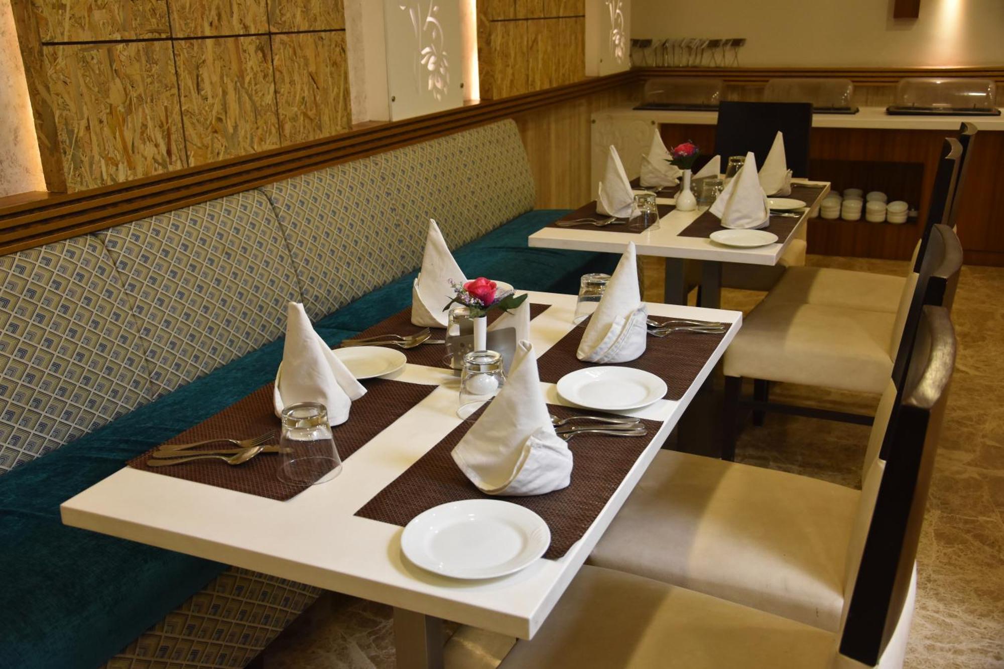 Hotel Meadows Varanasi Exterior photo